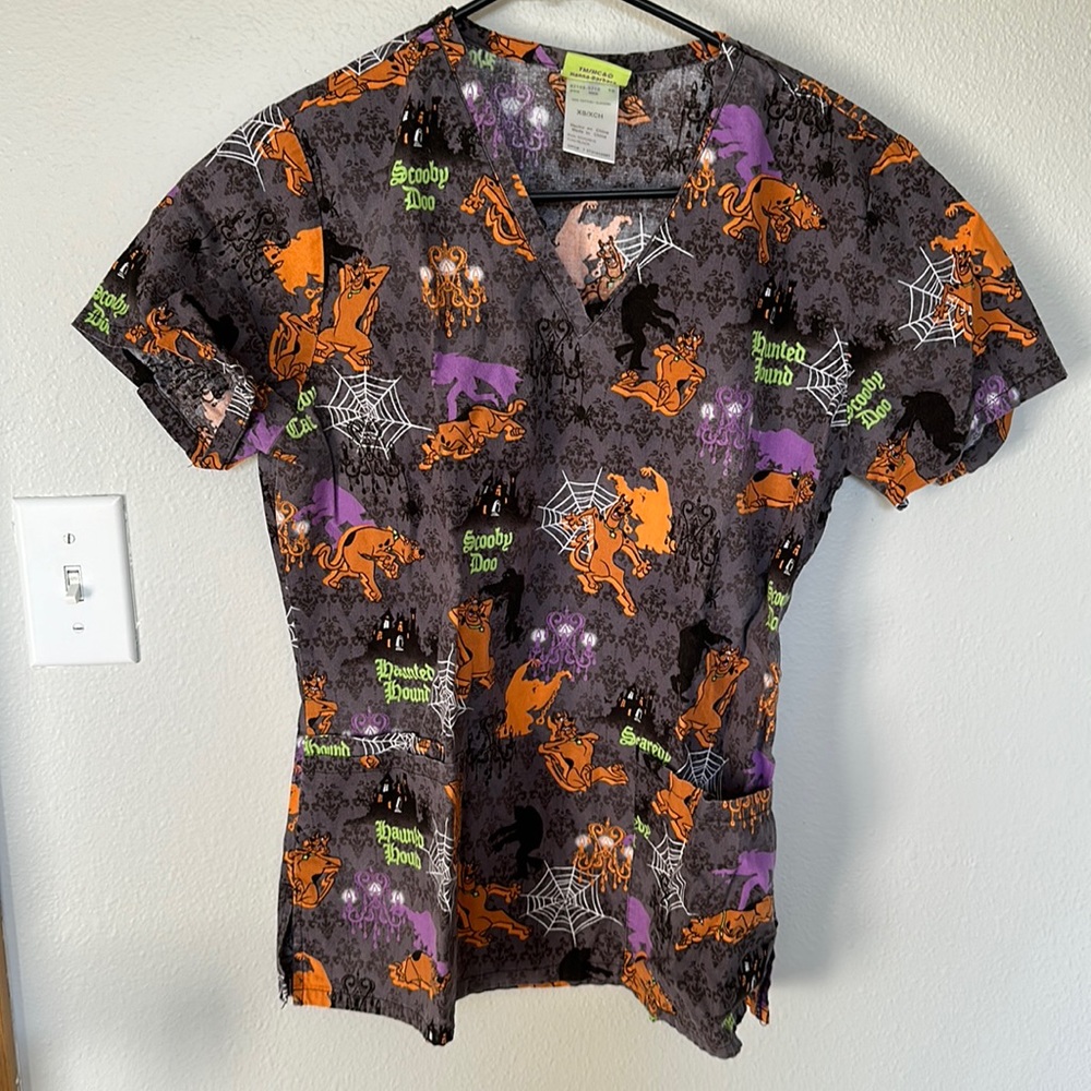 Women’s Scooby Doo scrub top. Size xs